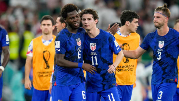 Members of the United States men’s national team celebrate together after beating Iran 1–0 in the 2022 World Cup.